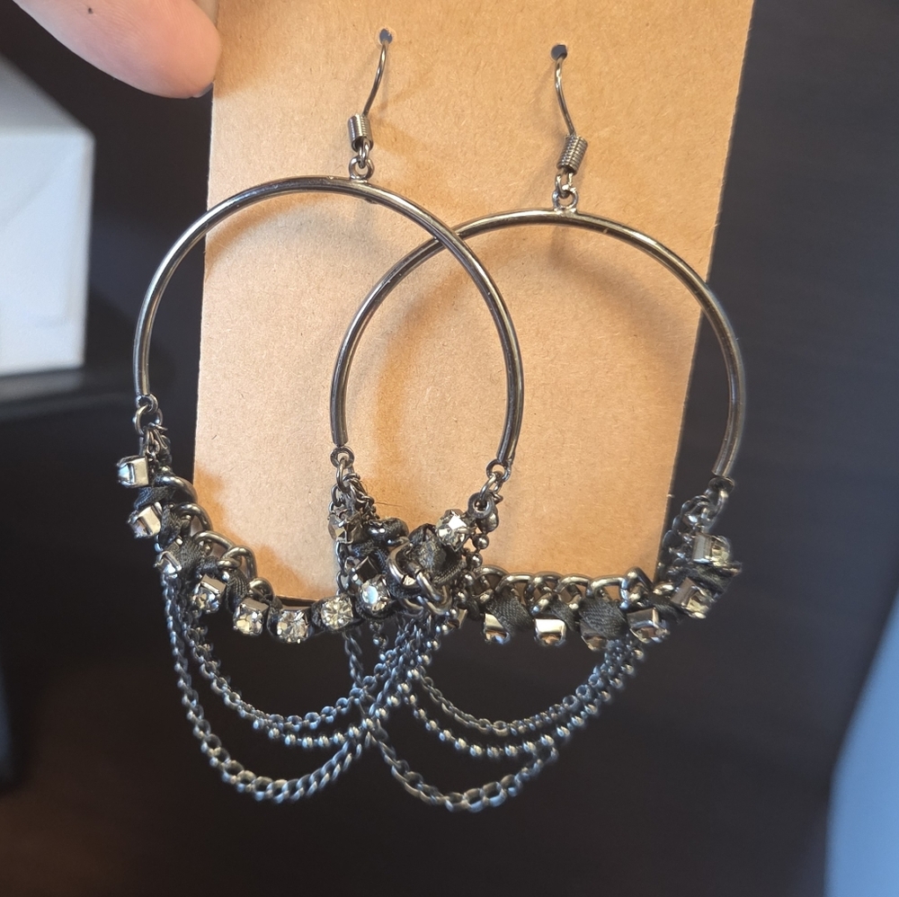 Black and Silver Jewelry Set - Picture 2 of 4